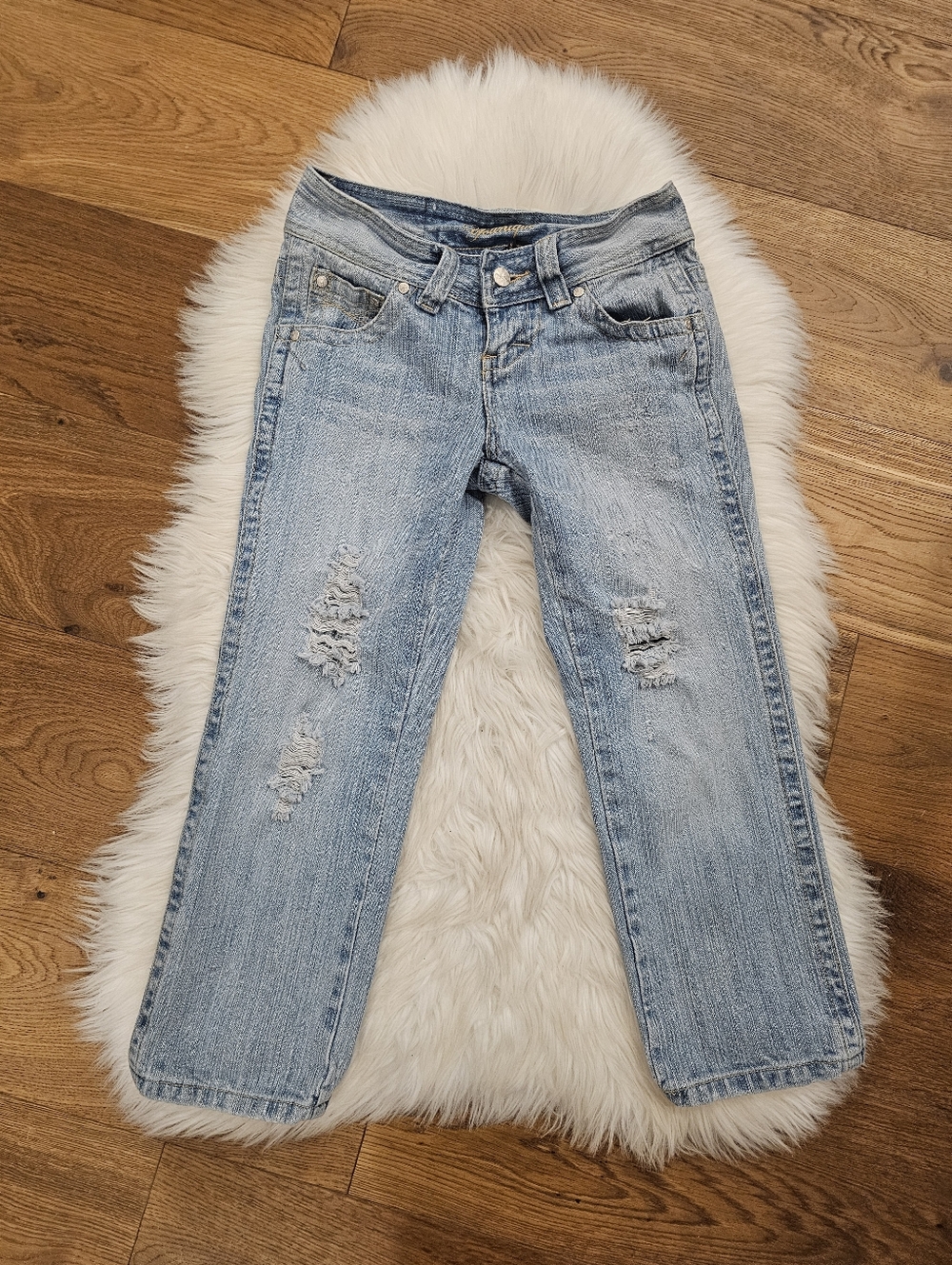 Vintage Low Rise Classic Light Blue Distressed Women’s Capris
